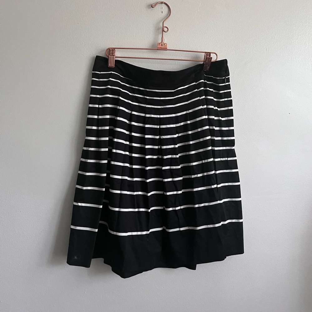Talbots 8 Petite black and white skirt. Pleated details. EUC!